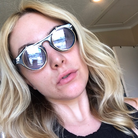 Trendy sunglasses with carrying case - Picture 2 of 3